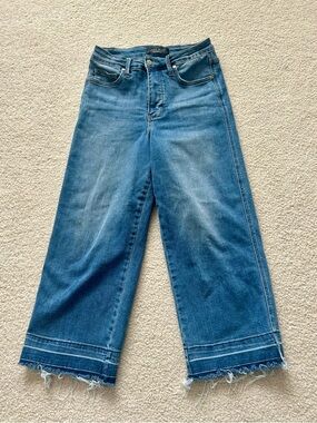 Judy Blue Medium Blue Wide Leg Crop Jeans with Frayed Hem